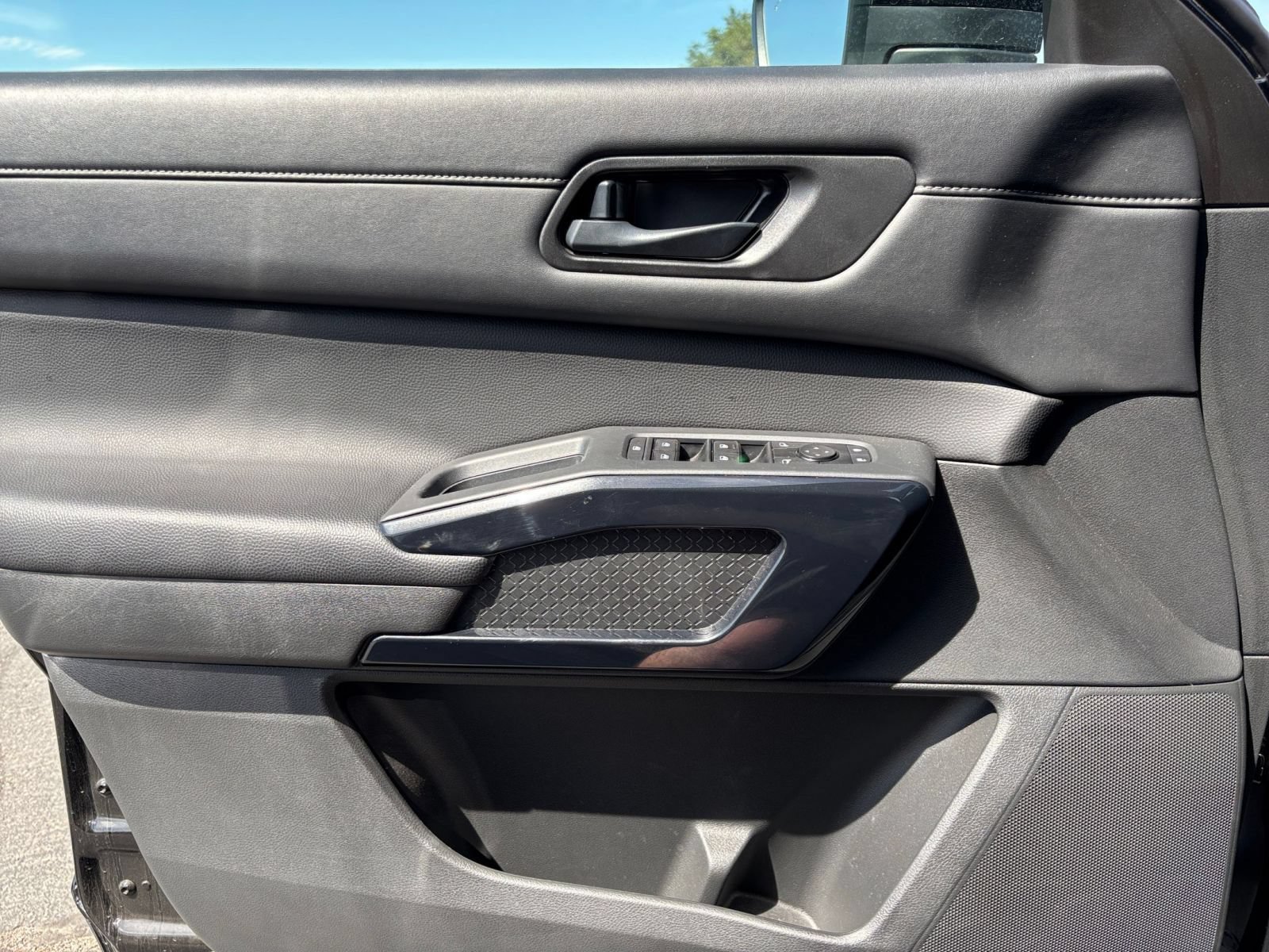 Used 2025 Nissan Pathfinder SV FWD image 18