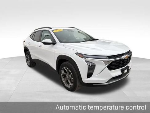 Used 2025 Chevrolet Trax LT w/ LT Convenience Package image 21