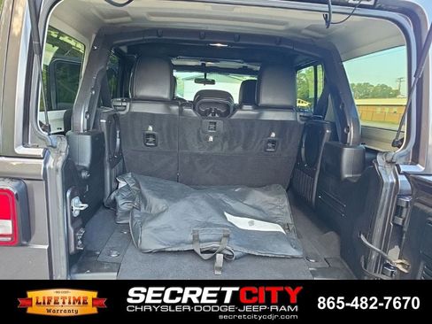 Used 2018 Jeep Wrangler Unlimited Sahara w/ Cold Weather Group AWD/4WD image 16