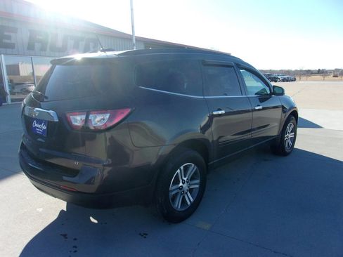Used 2017 Chevrolet Traverse LT image 3