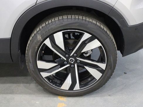 Used 2025 Volvo XC40 B5 Plus image 47