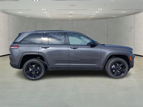New 2025 Jeep Grand Cherokee Altitude image 3