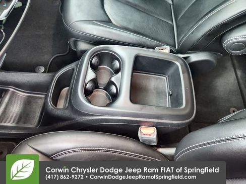 Certified 2025 Chrysler Pacifica Select image 29