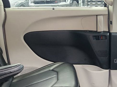 Used 2023 Chrysler Pacifica Touring-L FWD image 32