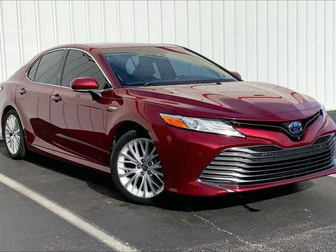 Used 2018 Toyota Camry XLE image 2