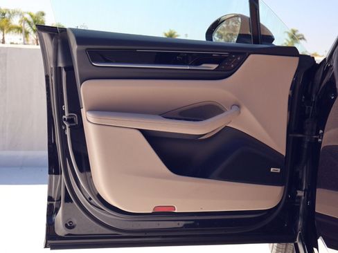 Certified 2024 Porsche Macan 4 Electric image 13