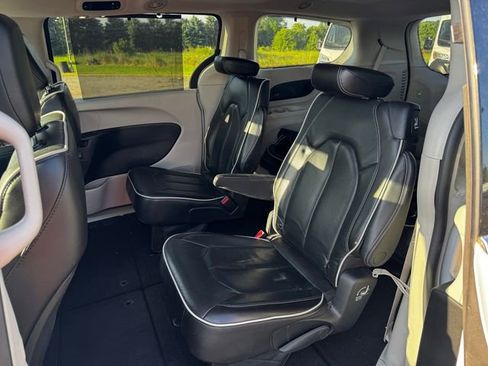 Certified 2023 Chrysler Pacifica Limited FWD image 19
