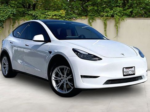 Used 2021 Tesla Model Y Long Range image 1