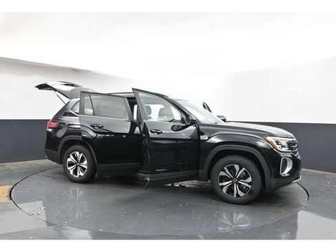 Used 2025 Volkswagen Atlas SE image 40