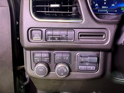 Used 2024 Chevrolet Suburban LT w/ Luxury Package AWD/4WD image 16