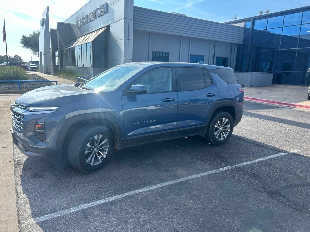 Used 2026 Chevrolet Equinox LT w/ Convenience Package II FWD image 4