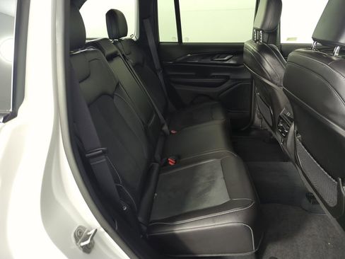 Used 2023 Jeep Grand Cherokee Altitude image 32