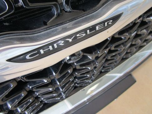 Used 2022 Chrysler Pacifica Limited image 23