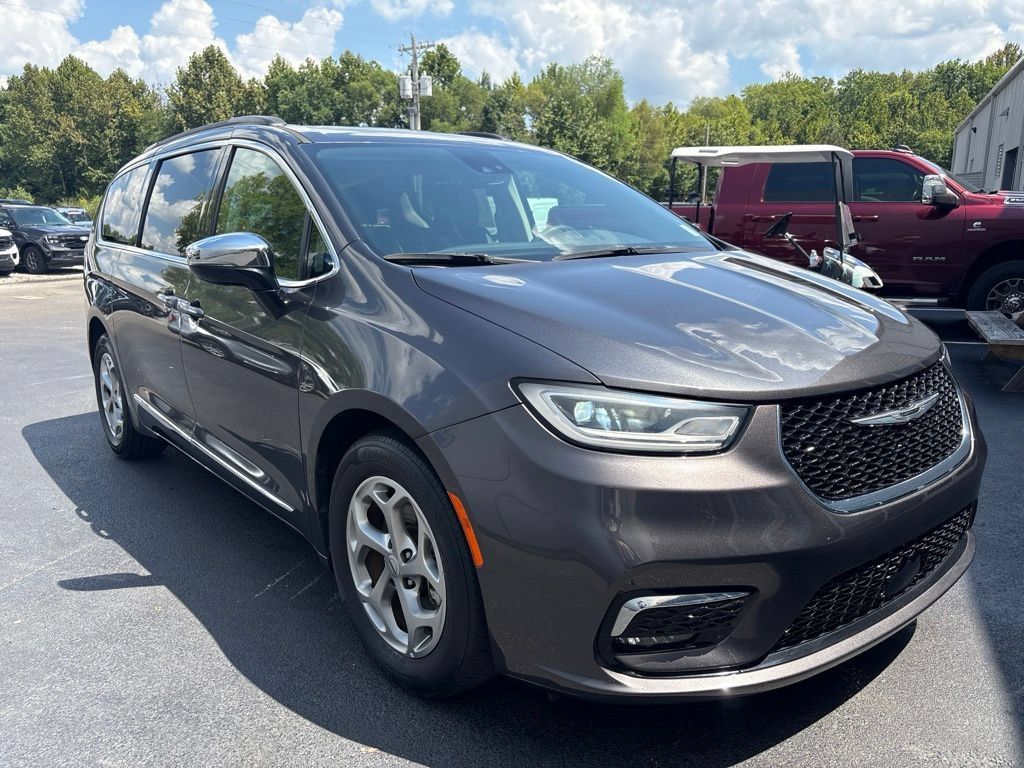 Used 2023 Chrysler Pacifica Limited FWD image 2