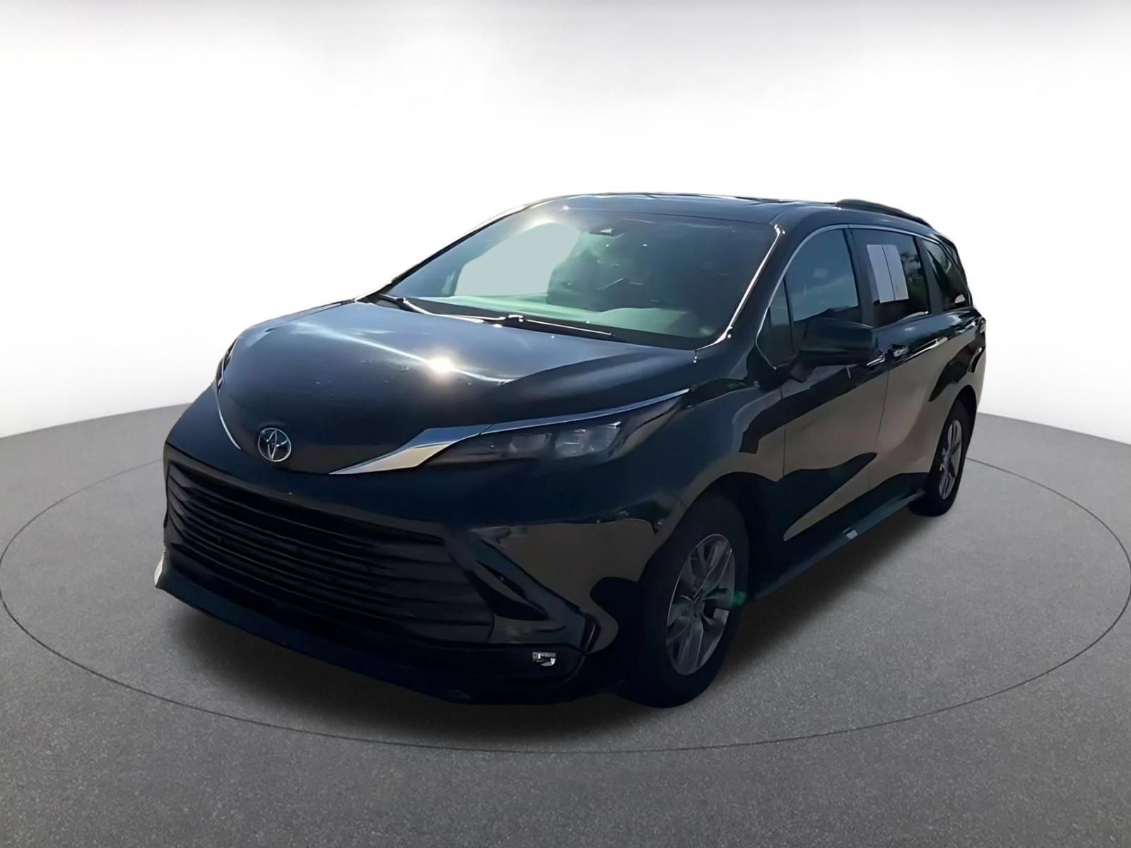 Used 2025 Toyota Sienna XLE FWD image 6