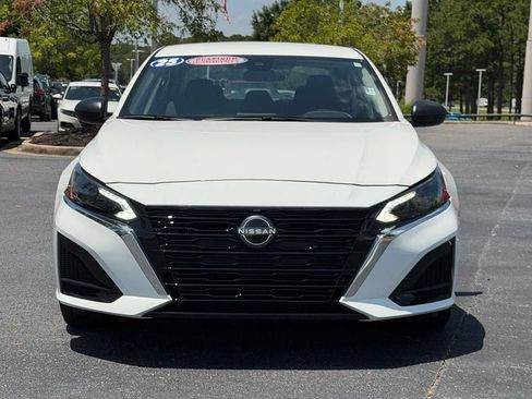 Used 2025 Nissan Altima 2.5 SV FWD image 2