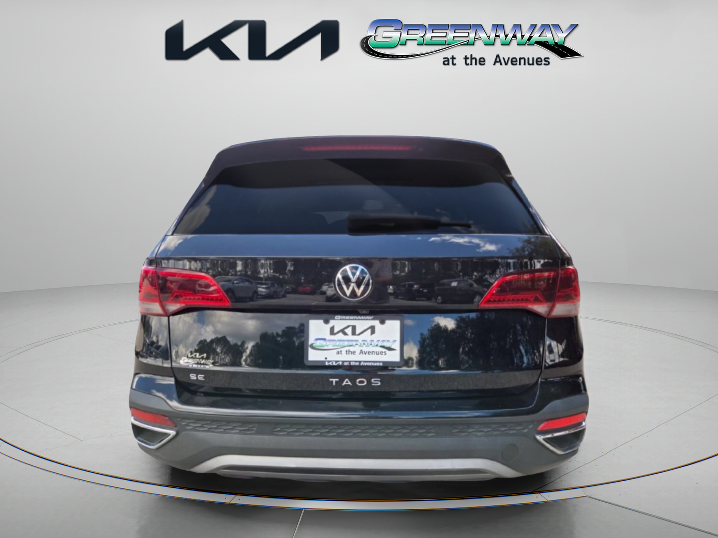 Used 2022 Volkswagen Taos SE w/ Panoramic Sunroof Package FWD image 6