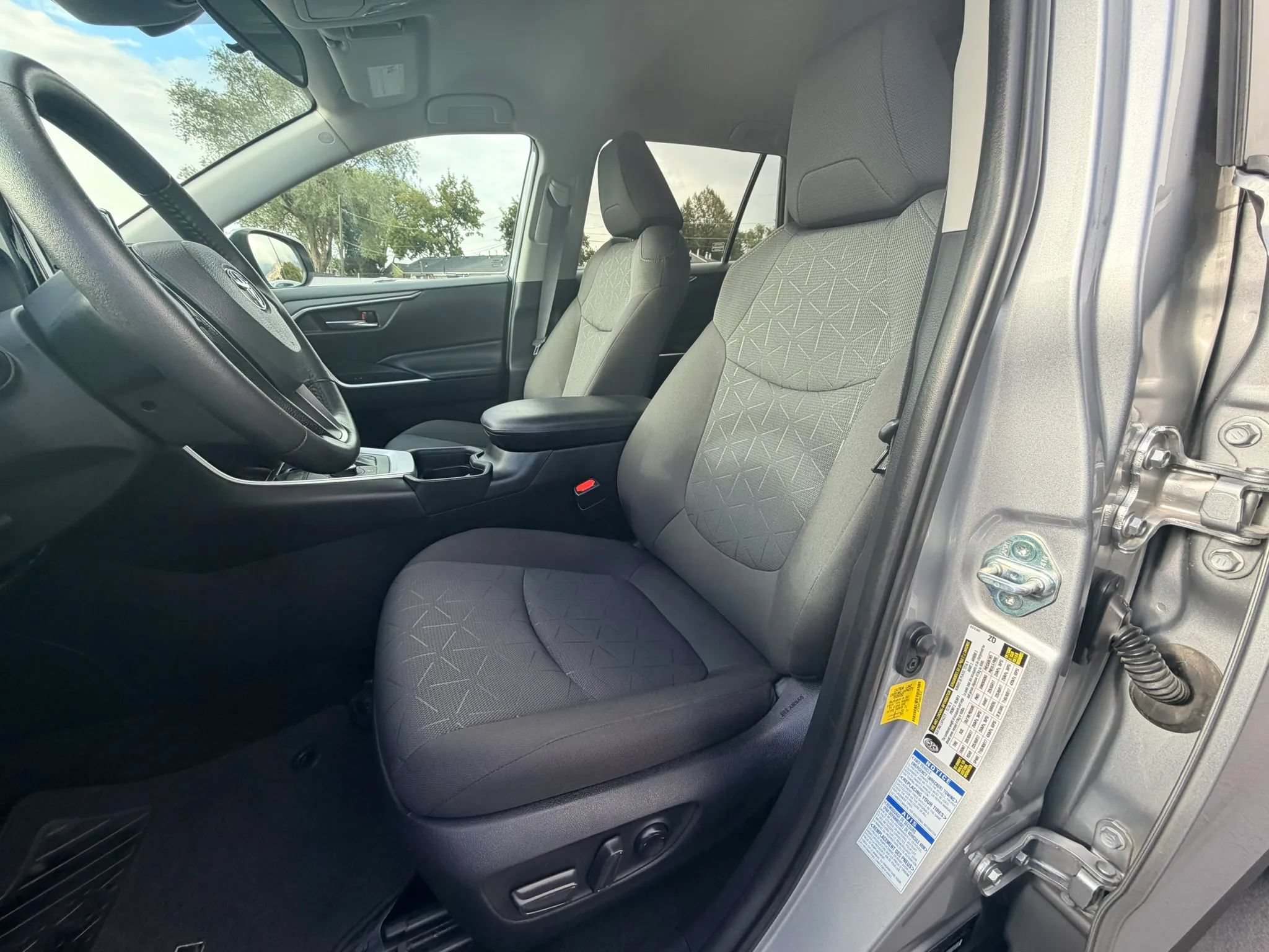 Used 2021 Toyota RAV4 XLE w/ XLE Grade Weather Package AWD/4WD image 9