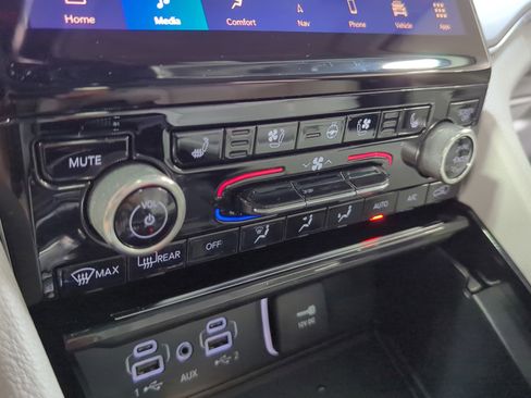 Used 2022 Jeep Grand Cherokee Overland w/ Advanced Protech Group III image 23