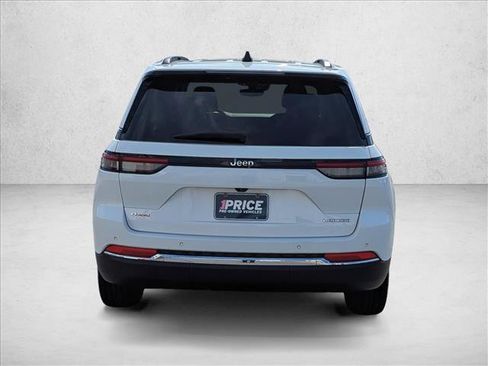 Used 2024 Jeep Grand Cherokee Laredo AWD/4WD image 6