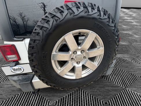 Used 2018 Jeep Wrangler Unlimited Sahara w/ Connectivity Group image 27