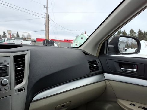 Used 2011 Subaru Outback 2.5i Premium image 18