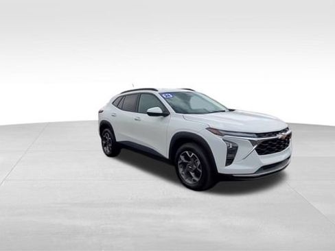 Used 2024 Chevrolet Trax LT w/ Driver Confidence Package image 2