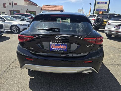 Used 2018 INFINITI QX30 Premium w/ Navigation Package AWD/4WD image 11