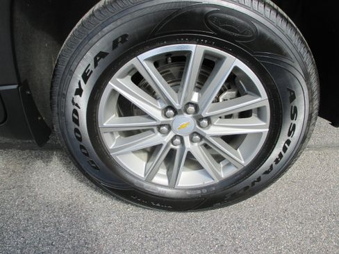 Used 2023 Chevrolet Traverse LT image 9