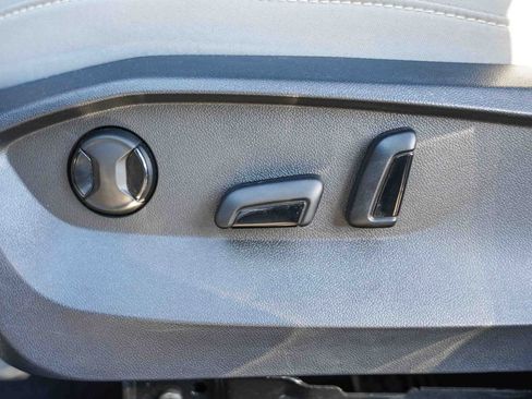 Used 2023 Volkswagen Taos SE image 27