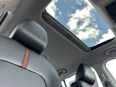 Used 2023 Nissan Sentra SR w/ SR Premium Package FWD image 16