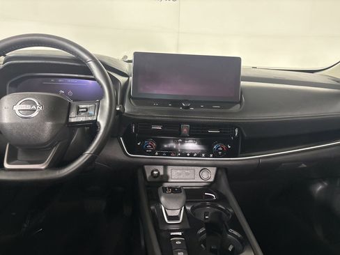 Used 2025 Nissan Rogue SL w/ Tech Package image 25