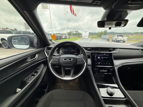 Used 2025 Jeep Grand Cherokee L Laredo w/ Luxury Tech Group I AWD/4WD image 8