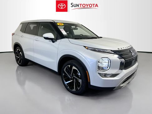 Used 2024 Mitsubishi Outlander SE image 1