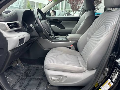 Used 2021 Toyota Highlander LE AWD/4WD image 12