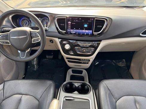 Used 2022 Chrysler Pacifica Touring-L image 4
