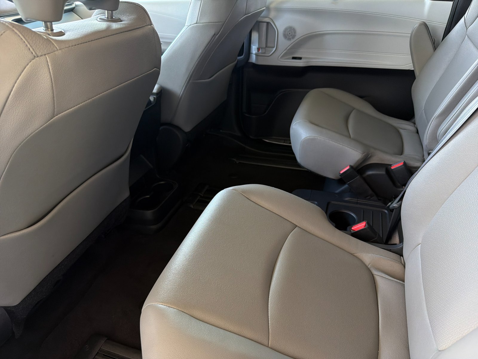 Used 2025 Toyota Sienna XLE FWD image 11