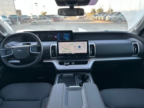 New 2025 Ford Expedition Active image 12