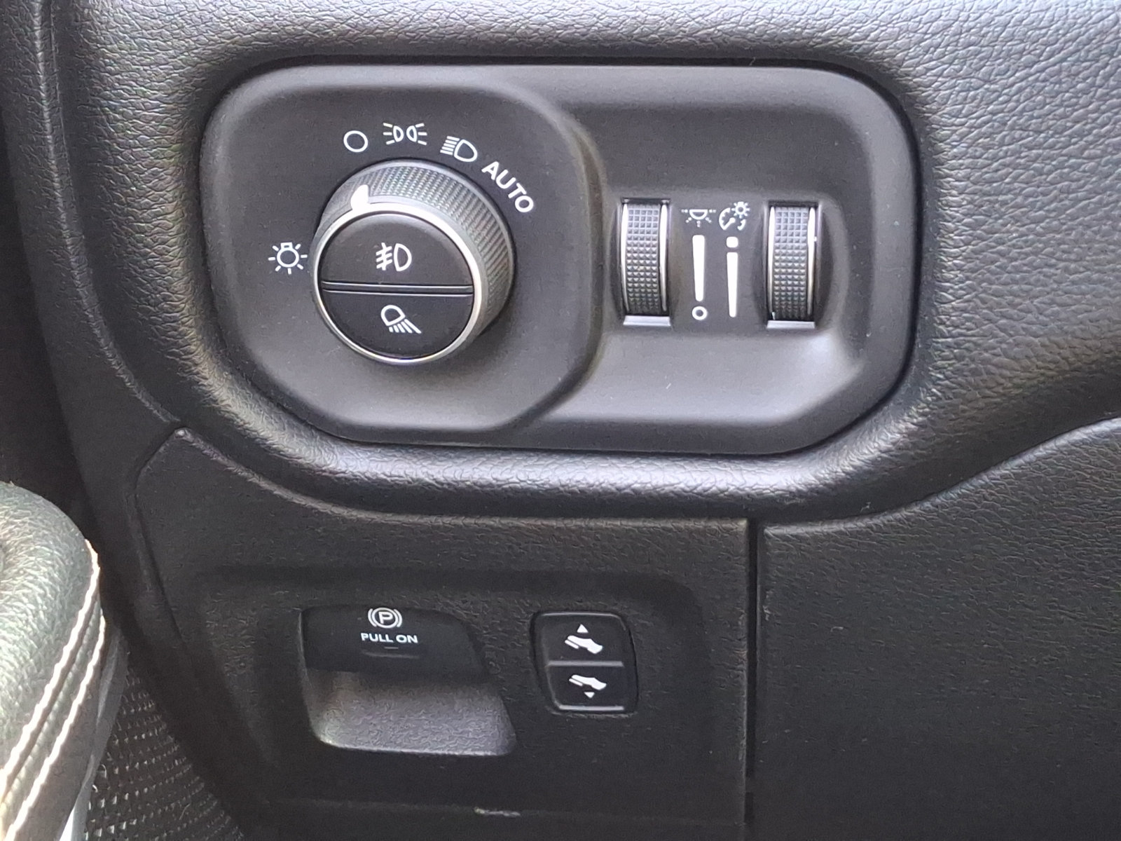 Used 2020 RAM 1500 Laramie AWD/4WD image 23