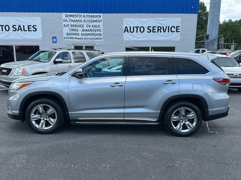 Used 2016 Toyota Highlander Limited w/ Driver Technology Package FWD image 2