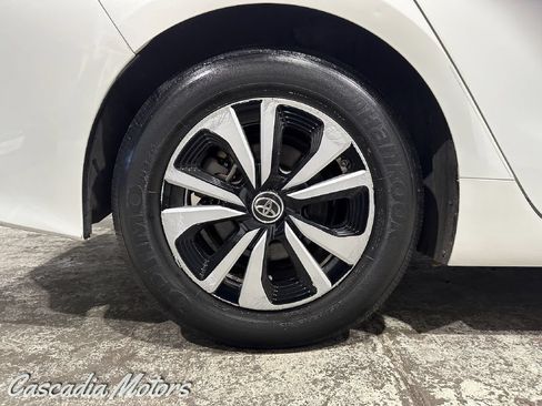 Used 2017 Toyota Prius Prime Premium FWD image 31