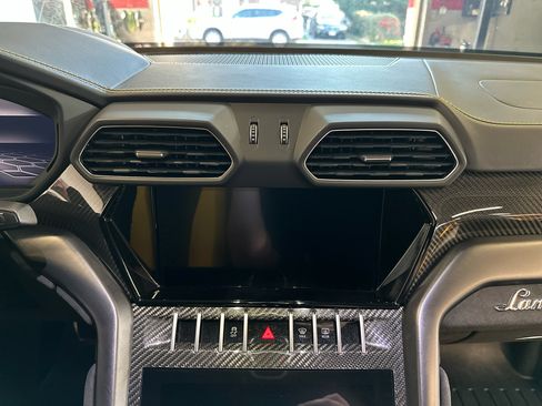 Used 2022 Lamborghini Urus Base image 18