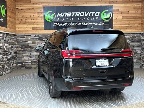 Used 2022 Chrysler Pacifica Touring-L w/ S Appearance Package AWD/4WD image 13