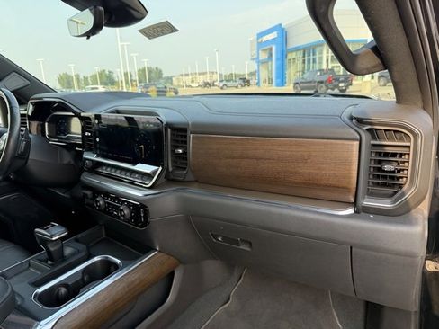 Used 2022 Chevrolet Silverado 1500 High Country w/ Technology Package image 18