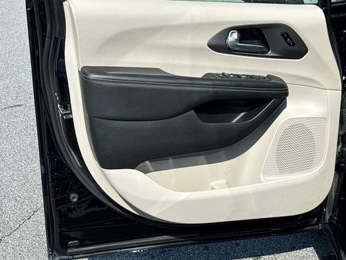 Used 2024 Chrysler Pacifica Touring-L image 10