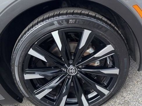 Certified 2023 Toyota Crown Platinum image 3