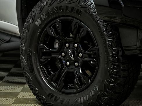 Used 2024 Chevrolet Silverado 1500 ZR2 w/ Technology Package image 3