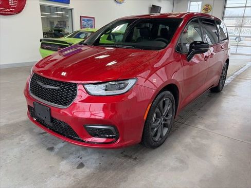 Used 2026 Chrysler Pacifica Select image 1