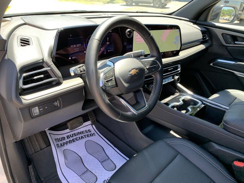Used 2025 Chevrolet Traverse LT w/ Sun and Wheel Package FWD image 22