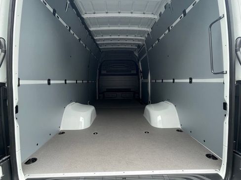 Used 2025 Mercedes-Benz Sprinter 4500 image 10